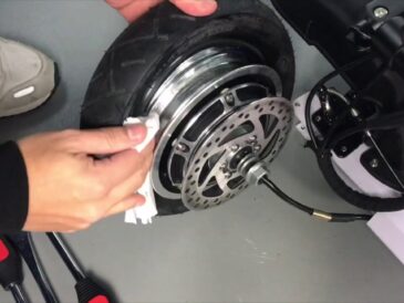 Como se repara un pinchazo de un patinete electrico