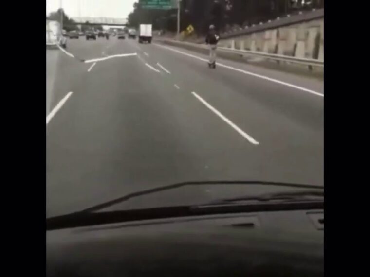 Chico que fue con un patinete electrico por una autopista