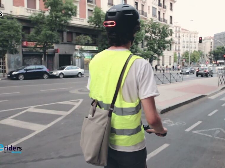 Con los patinetes electricos por donde se debe circular